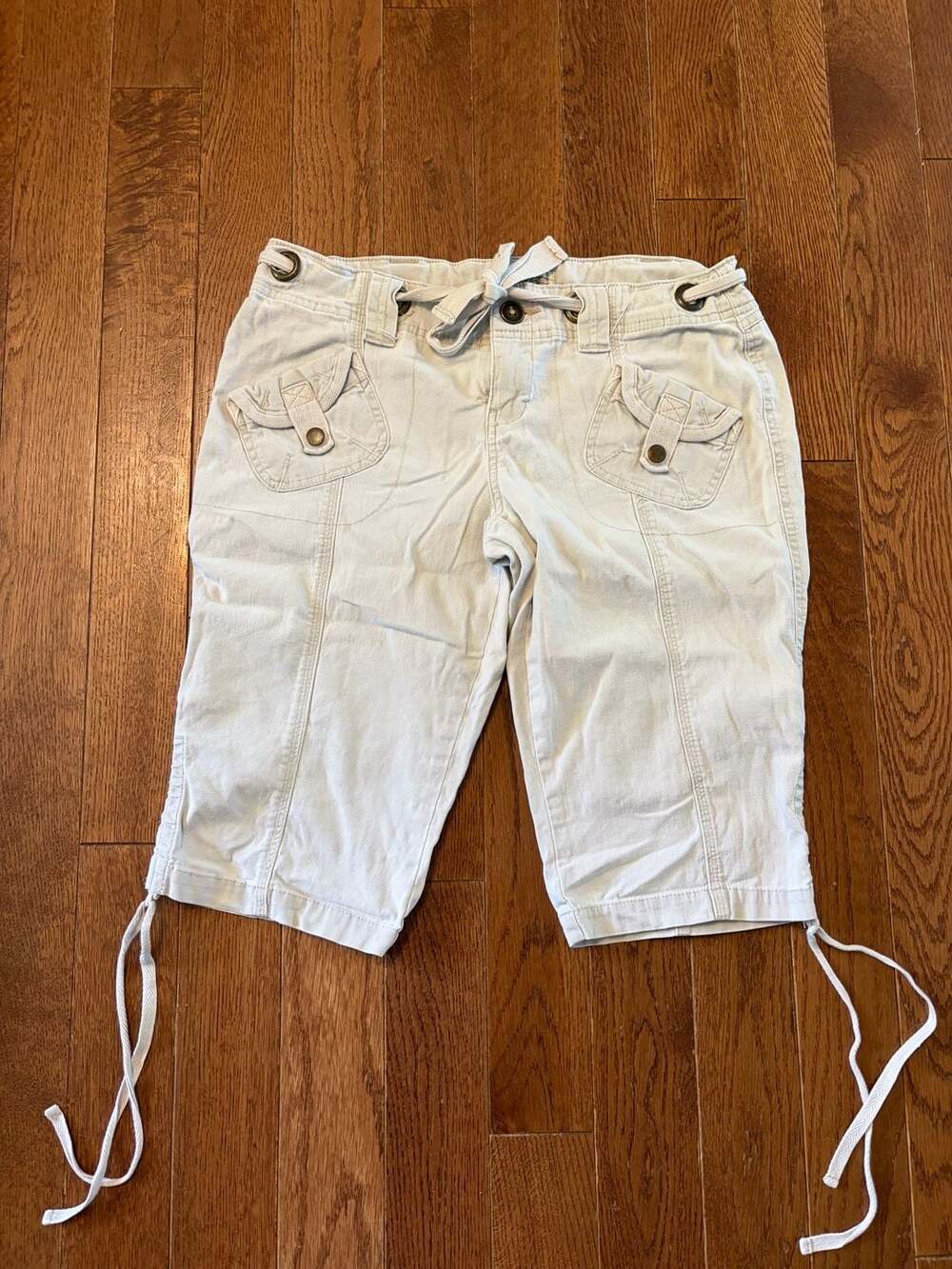 L.E.I. Capri Pants, Size 9, BeigeAdjustable Drawstring Cuffs, Cargo Pockets, Mad